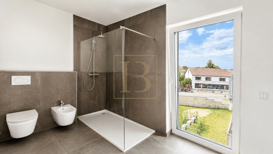Tageslichtbad mit gro�z�giger Dusche Etagenwohnung Wrestedt