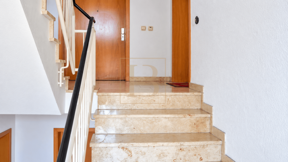 Eleganter Treppenaufgang mit Holzt�r Etagenwohnung Dransfeld