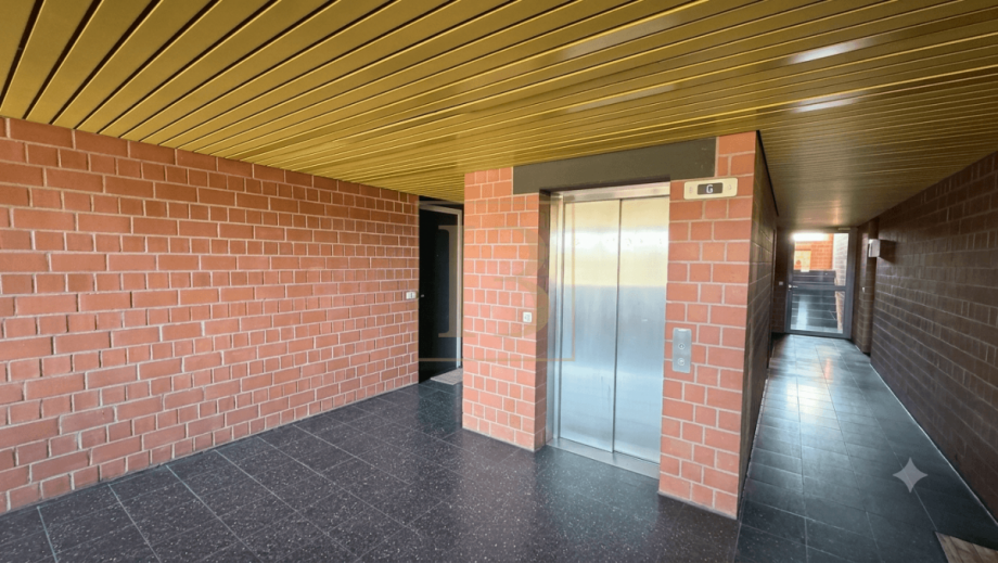 Flur mit Fahrstuhl Etagenwohnung Celle