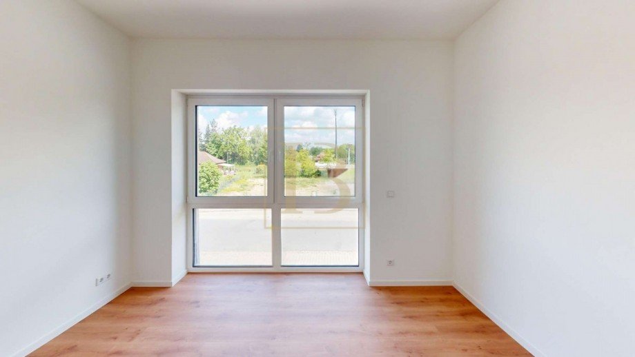 Schlafzimmer mit bodentiefer Fensterfront Etagenwohnung Wrestedt