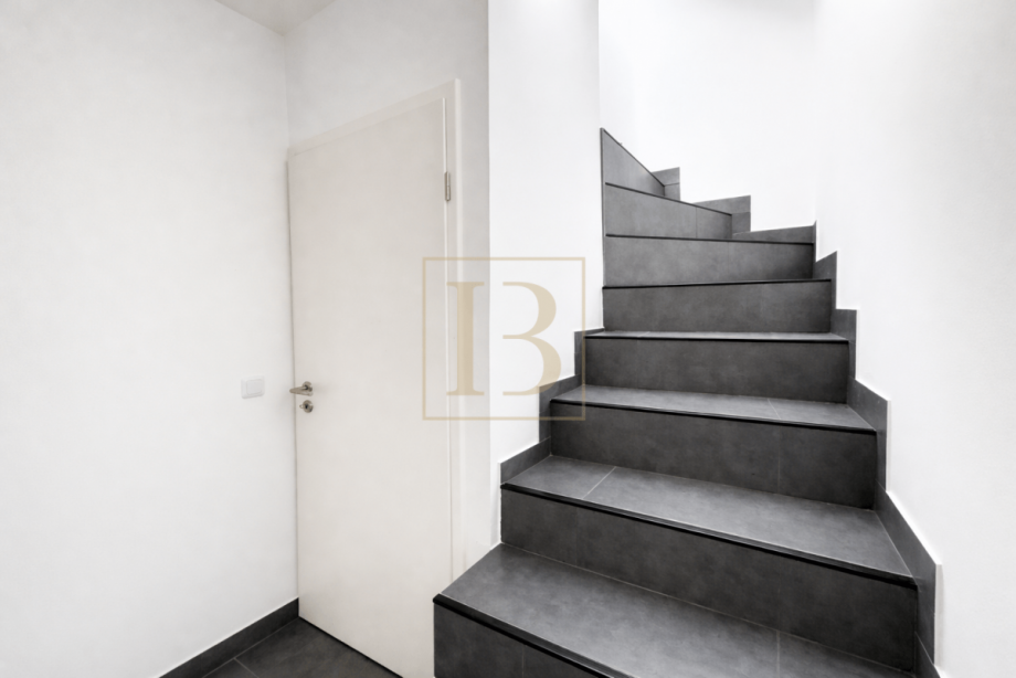 Treppe ins Obergeschoss Doppelhaush�lfte S�dheide