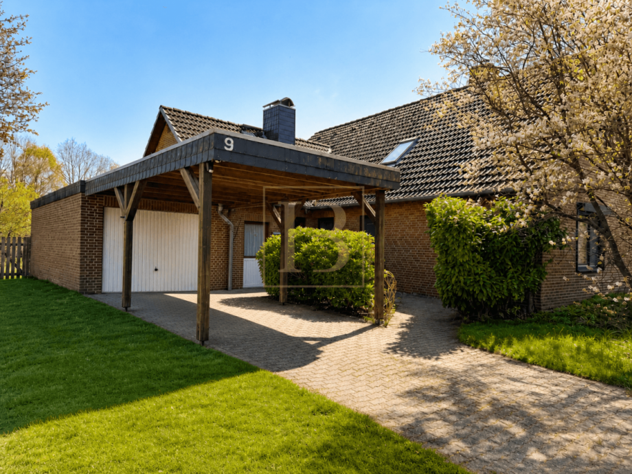 Charmante Au�enansicht mit Carport, Garage und gr�nem Umfeld Einfamilienhaus Thomasburg