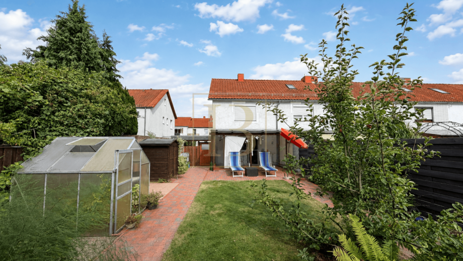 Gartenansicht mit Blick auf Terrasse und Haus Reihenendhaus Uelzen