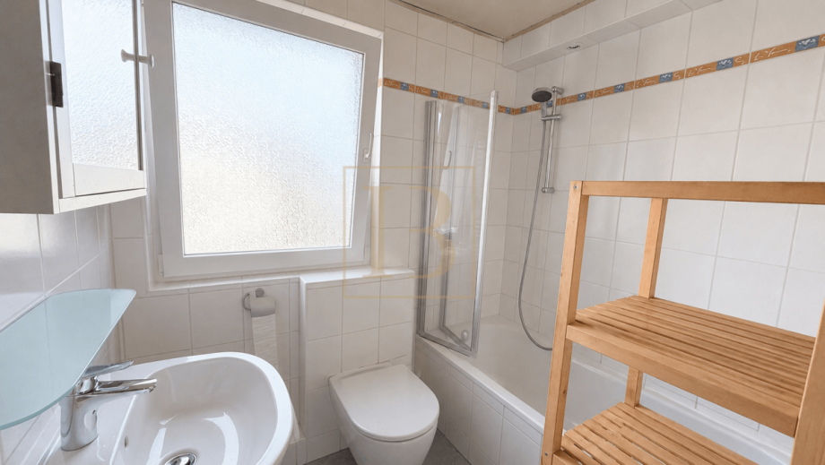 Badezimmer mit Badewanne und Dusche Reihenendhaus Uelzen