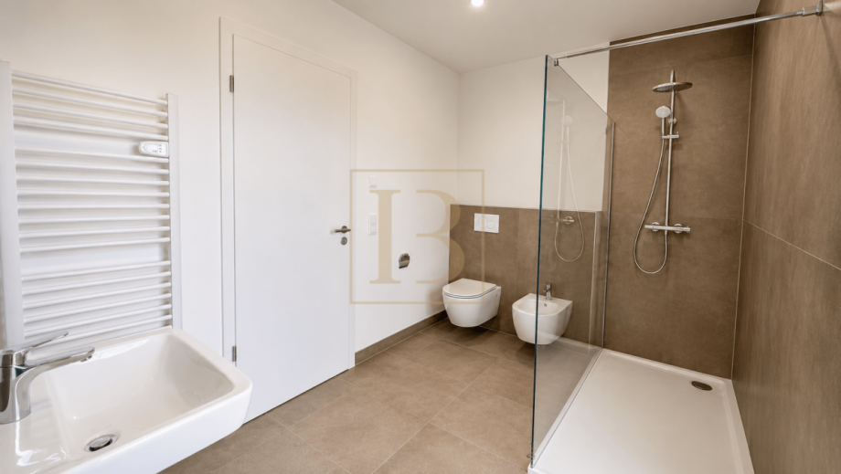 Gesamtes Bad Modernes Bad mit klarer Eleganz Etagenwohnung Wrestedt
