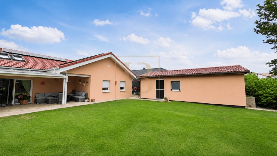 Gartenansicht mit Terrasse und Nebengeb�ude Bungalow Ehra-Lessien