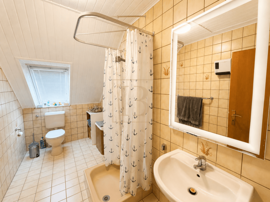 Helles Badezimmer im Dachgeschoss mit gem�tlichem Charakter Einfamilienhaus Thomasburg