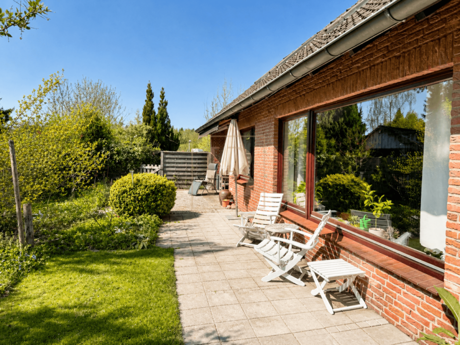 Terrassenbereich mit Blick in den liebevoll angelegten Garten Einfamilienhaus Thomasburg