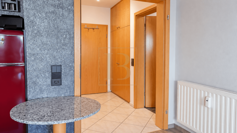 Heller Flur mit warmem Holz Etagenwohnung Dransfeld