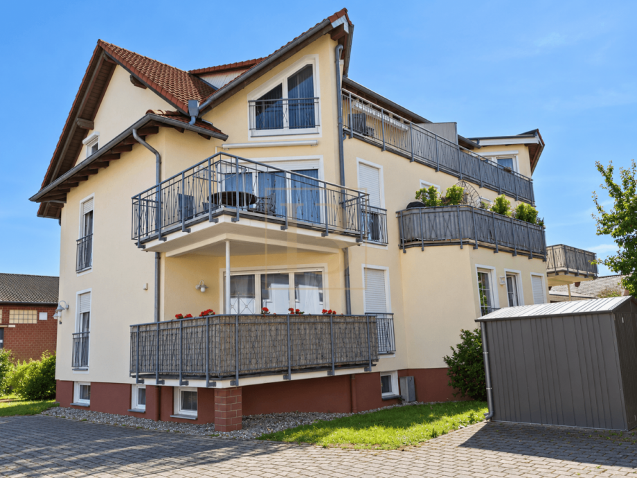Hausansicht mit Balkonen Etagenwohnung Dransfeld