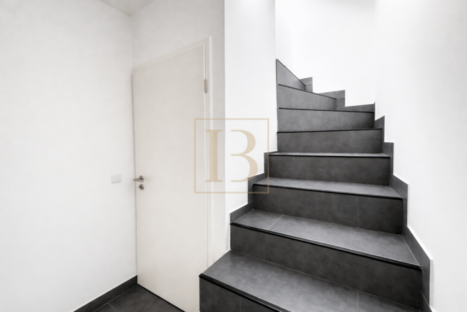 Treppe ins Obergeschoss Doppelhaush�lfte S�dheide