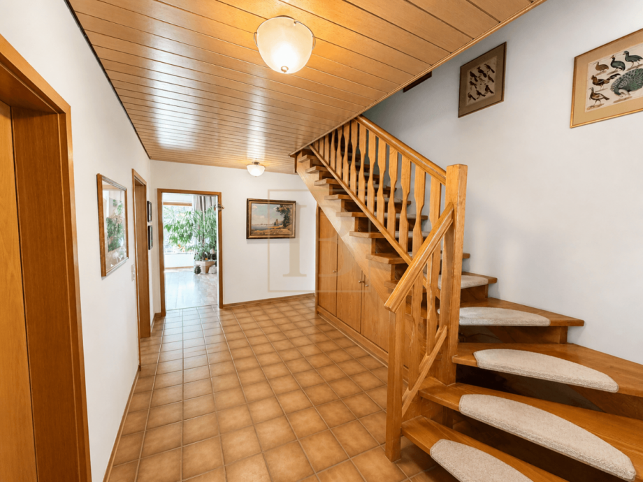 Gro�z�giger Eingangsbereich mit Holztreppe und wohnlichem Charakter Einfamilienhaus Thomasburg