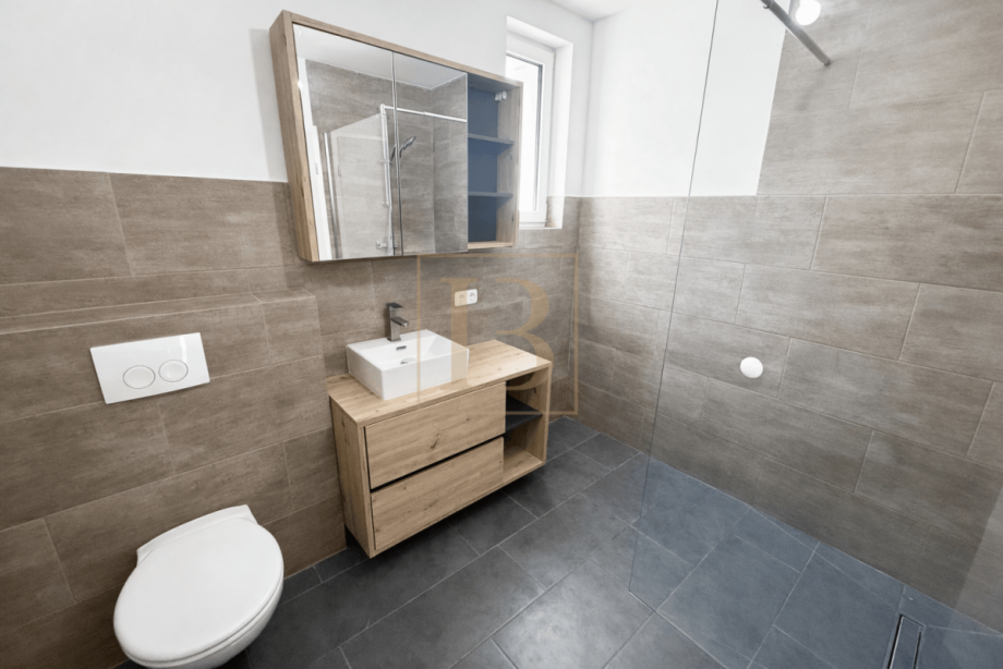 Modernes Badezimmer mit bodengleicher Dusche Doppelhaush�lfte S�dheide