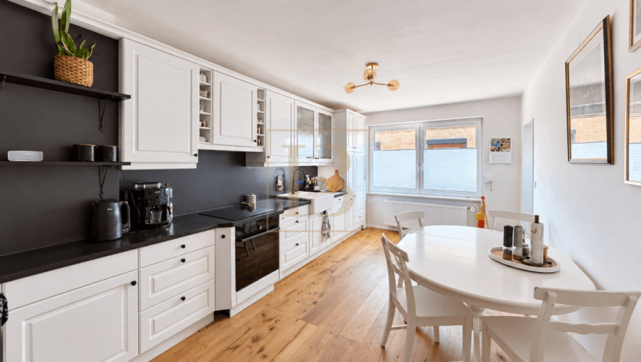 Moderne K�che mit viel Raum Zweifamilienhaus Wrestedt