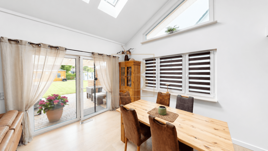 Lichtdurchfluteter Essbereich mit besonderer Raumh�he Bungalow Ehra-Lessien