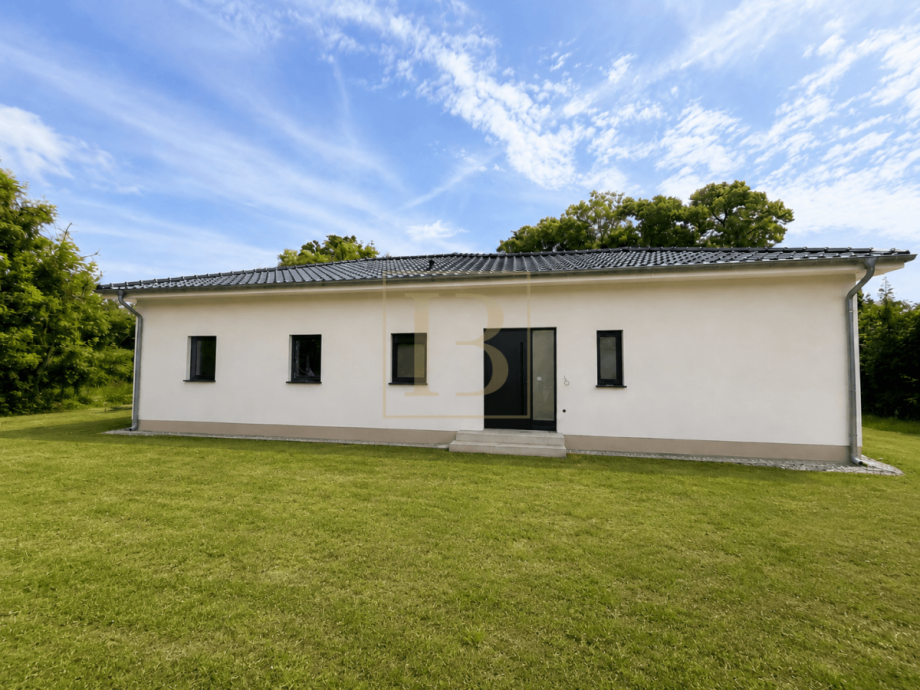 Klare Architektur in gr�ner Lage Bungalow R�tzlingen